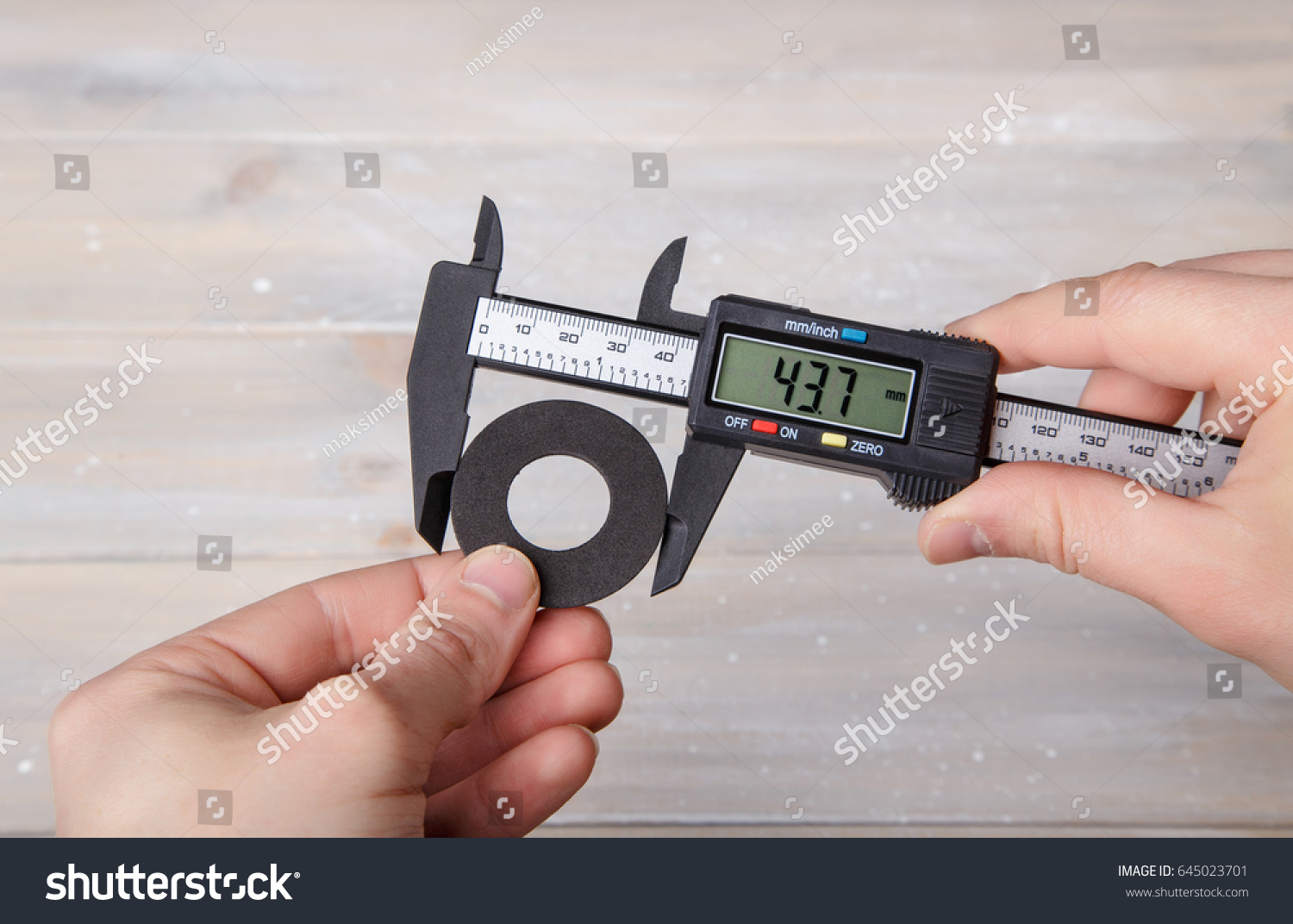 stockphotomeasurementofthediameteroftherubbergasketwitha